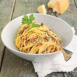 Ein Teller mit dampfender Pasta alla carbonara - ein Klassiker