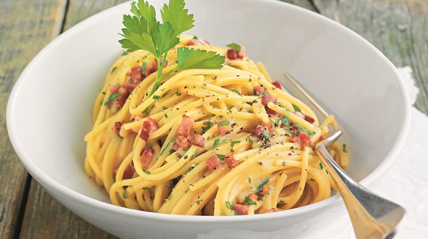 Ein Teller mit dampfender Pasta alla carbonara - ein Klassiker