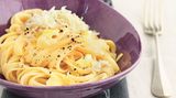 Ein Teller dampfender Pasta Cacio e pepe