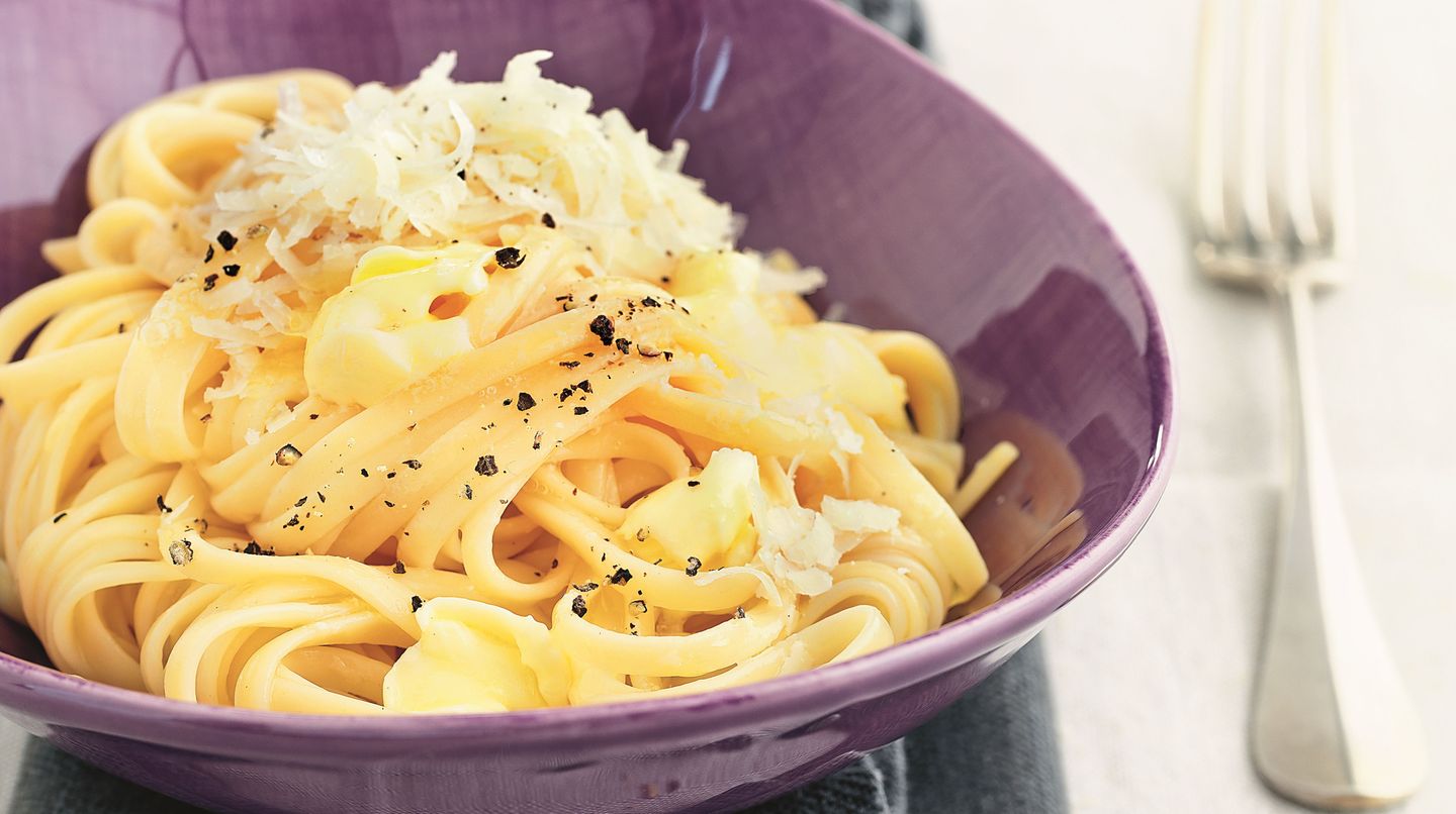 Ein Teller dampfender Pasta Cacio e pepe