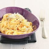 Ein Teller dampfender Pasta Cacio e pepe