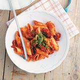 Ein Teller mit dampfender Pasta all'arrabbiata - die scharfen Nudeln