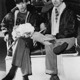 Der Superstar-Rummel, aber auch die Drogenprobleme führten dazu, dass David Bowie sich eine Weile zurückziehen wollte. Von 1976 bis 1978 lebte er in Berlin-Schöneberg. Sein direkter Nachbar: Iggy Pop. In dieser Zeit entstanden die Alben "Low" und "Heroes", die mit dem 1979 veröffentlichten Album "Lodger" zur Berlin-Trilogie gezählt werden und als seine besten Werke gelten.