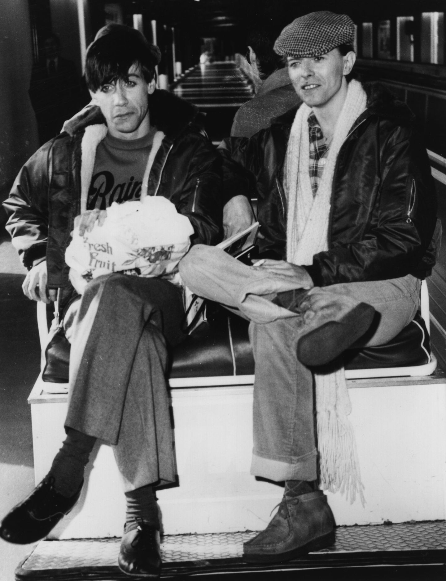 Der Superstar-Rummel, aber auch die Drogenprobleme führten dazu, dass David Bowie sich eine Weile zurückziehen wollte. Von 1976 bis 1978 lebte er in Berlin-Schöneberg. Sein direkter Nachbar: Iggy Pop. In dieser Zeit entstanden die Alben "Low" und "Heroes", die mit dem 1979 veröffentlichten Album "Lodger" zur Berlin-Trilogie gezählt werden und als seine besten Werke gelten