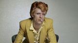 David Bowie war eine der großen Stilikonen der 70er Jahre. Diese Aufnahme aus dem Jahr 1974 zeigt ihn als Dandy in gelbem Anzug mit rötlich gefärbten Haar. Da waren seine extremen Glam-Ausschweifungen schon vorbei.