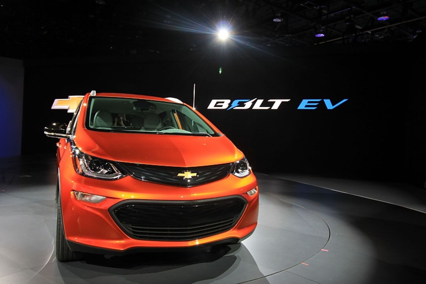 Chevrolet Bolt EV mit 150 kW, 320 Kilometern Reichweite und weniger als 30.000 Dollar