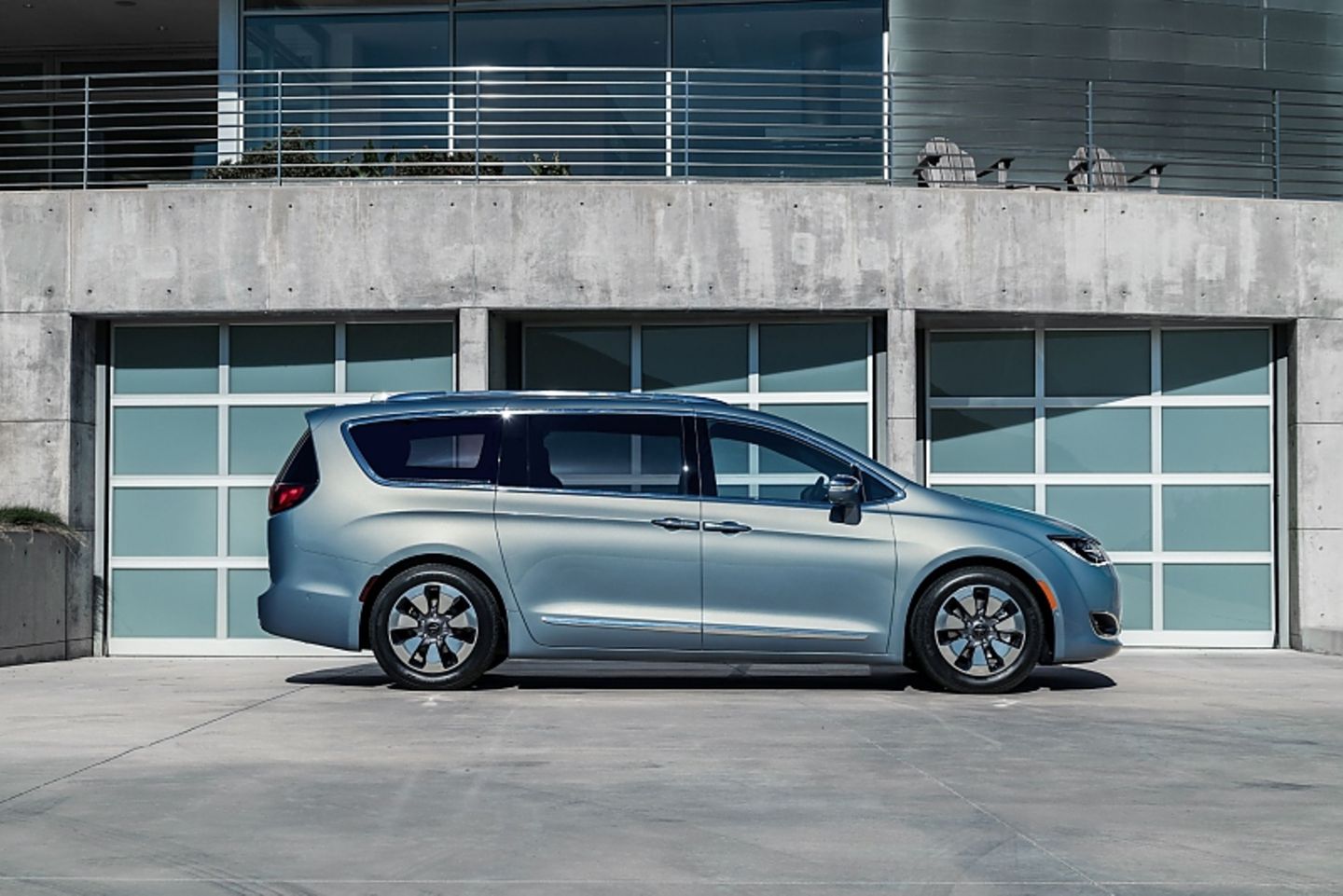 Der Chrysler Pacifica ist über fünf Meter lang
