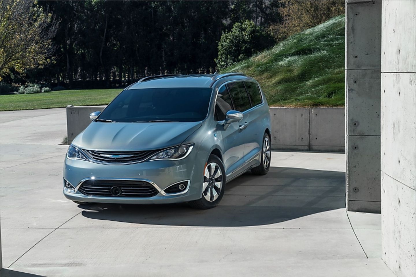 Neben dem konventionellen Antrieb mit einem V6-Motor, gibt es auch eine Plug-in-Hybrid-Variante