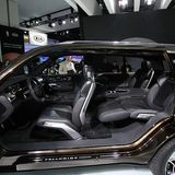 Im Fond verfügen die Sitze über Vitalfunktions-Sensoren.