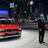 Der VW Tiguan GTE Active Concept neben VW Konzern-Chef Matthias Müller.