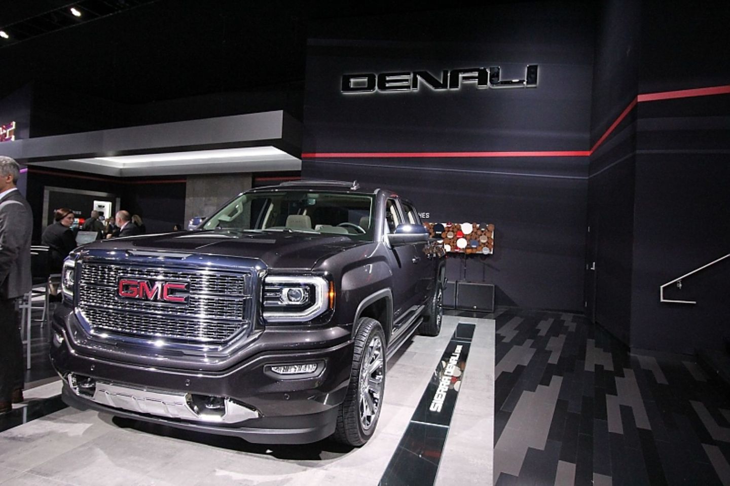 Der GMC Denali Ultimate beeindruckt schon im Stand