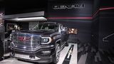 Der GMC Denali Ultimate beeindruckt schon im Stand