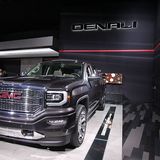 Der GMC Denali Ultimate beeindruckt schon im Stand