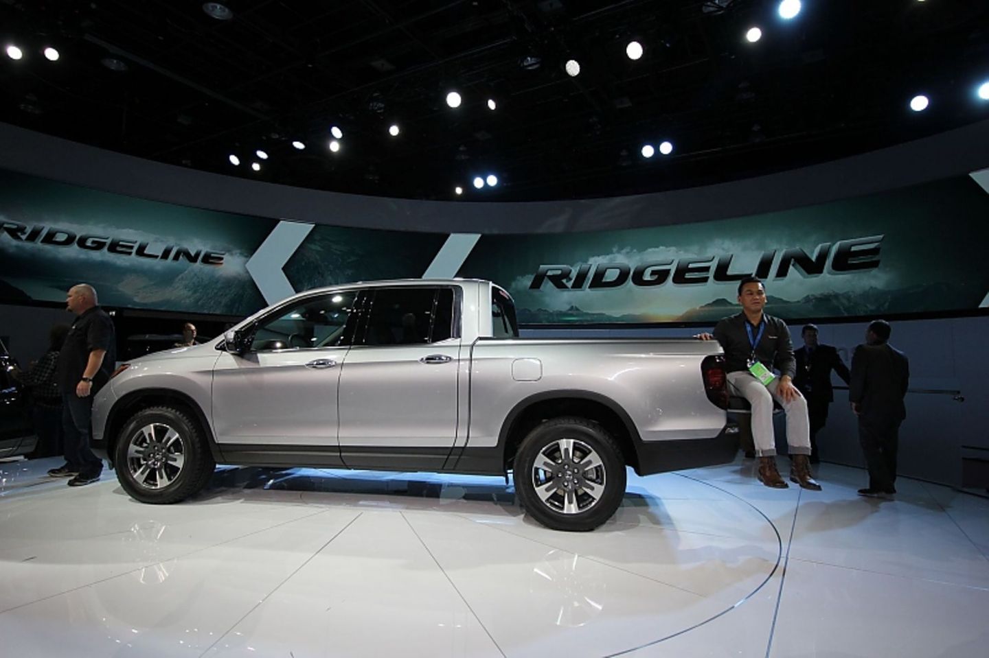 Auf der Plattform-Klappe des Honda Ridgeline kann auch ein Erwachsener sitzen