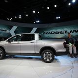 Auf der Plattform-Klappe des Honda Ridgeline kann auch ein Erwachsener sitzen