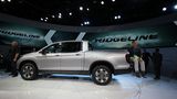 Auf der Plattform-Klappe des Honda Ridgeline kann auch ein Erwachsener sitzen