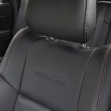 den Prägungen in den Sitzen.