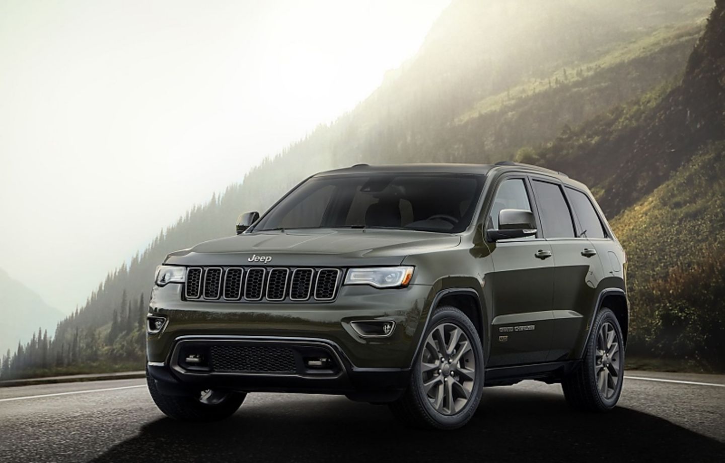Der Jeep Grand Cherokee 75 Anniversary Special Edition rollt auf bis zu 20 Zoll großen Rädern vor.