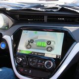 Chevrolet Bolt EV Fahrt mit zwei LCD-Displays