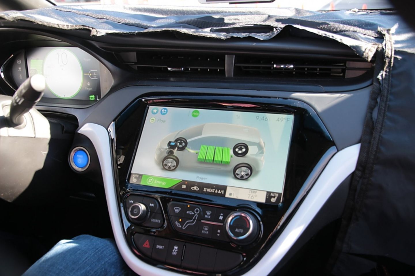 Chevrolet Bolt EV Fahrt mit zwei LCD-Displays