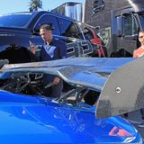 Ein fetter Heckspoiler darf natürlich nicht fehlen.