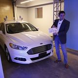 Ford-Chef Mark Fields verpasst dem autonomen Fusion das passende Kennzeichen.