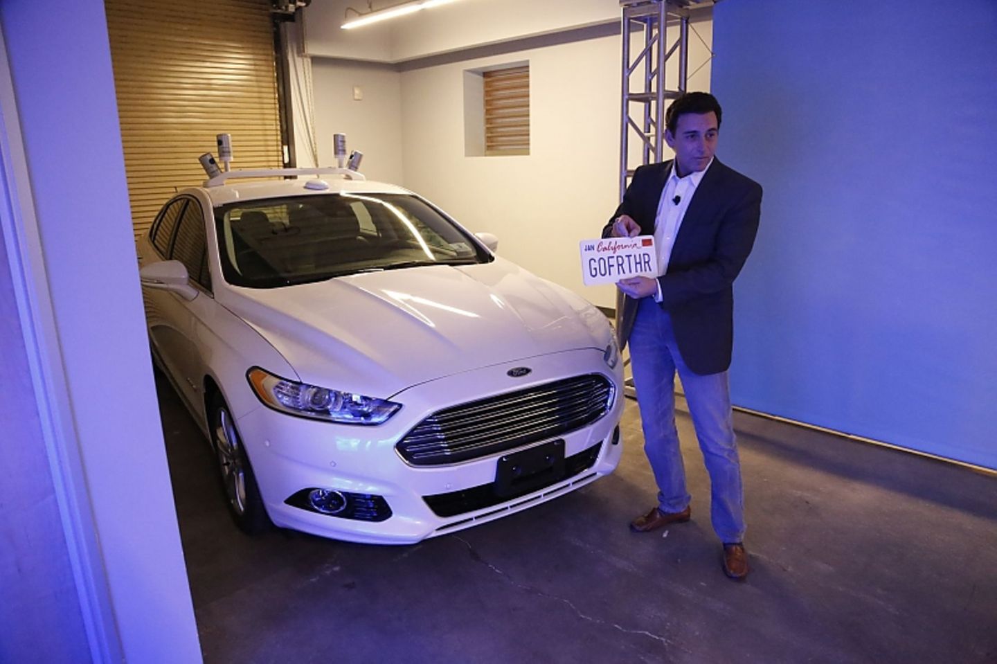 Ford-Chef Mark Fields verpasst dem autonomen Fusion das passende Kennzeichen.