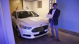 Ford-Chef Mark Fields verpasst dem autonomen Fusion das passende Kennzeichen.