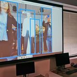 Mit seiner Pappfigur werden Kinder simuliert.