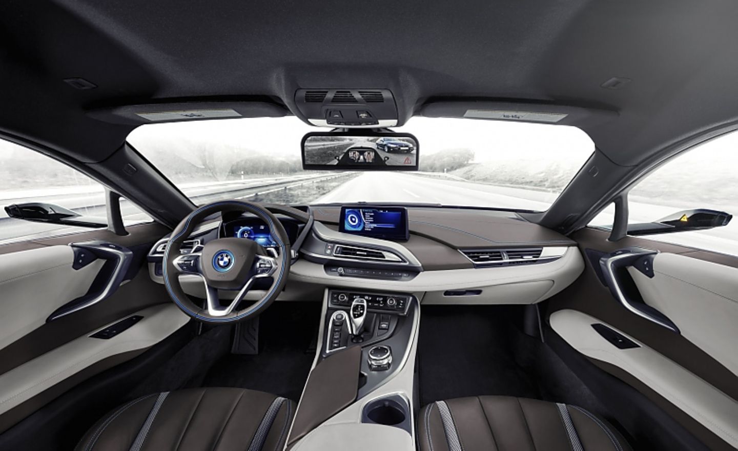 BMW i8 Mirrorless auf der CES 2016 - das Kamerabild wird in den Innenraum übertragen