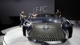 Der Lexus LF-FC ist umlagert