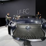 Der Lexus LF-FC ist umlagert