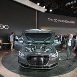Die Front des Genesis G90 mit dem markanten Kühlergrill