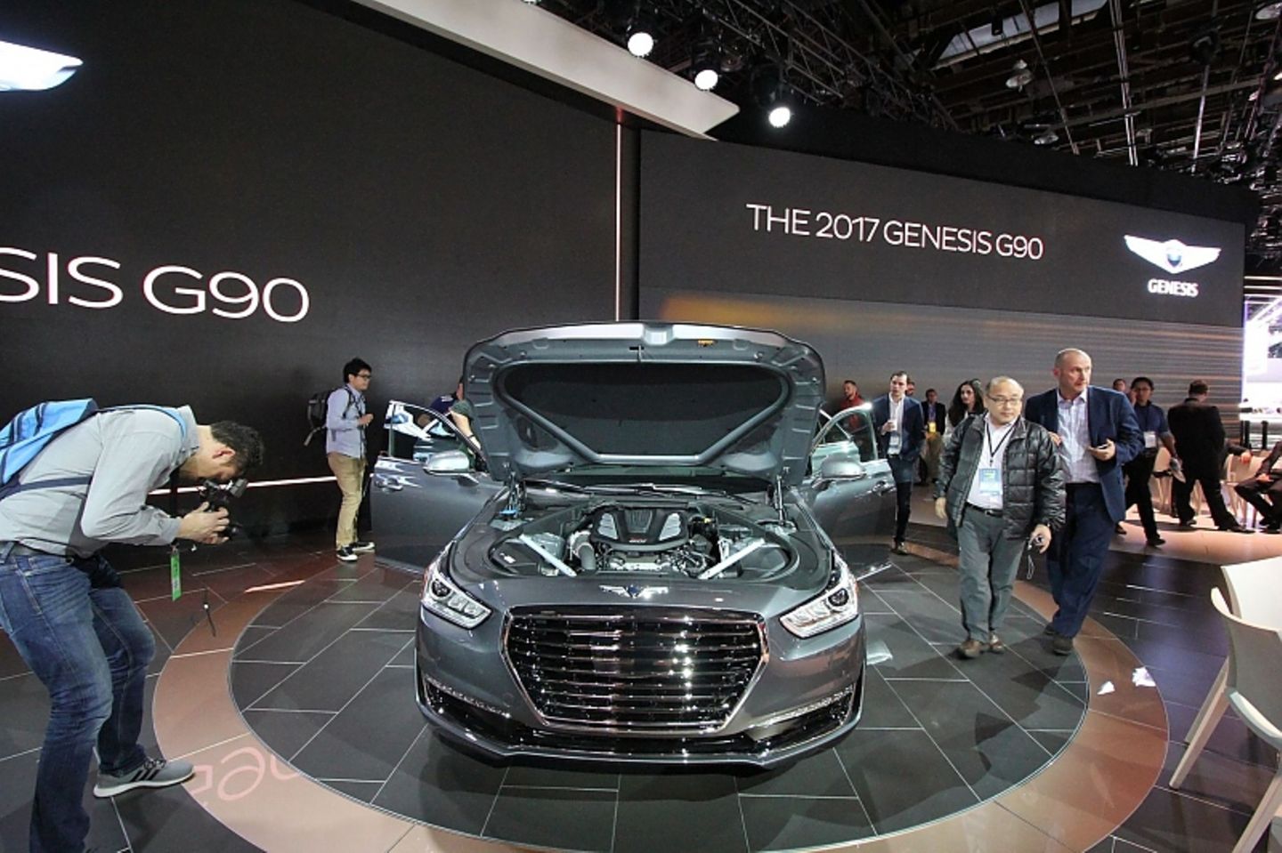 Die Front des Genesis G90 mit dem markanten Kühlergrill