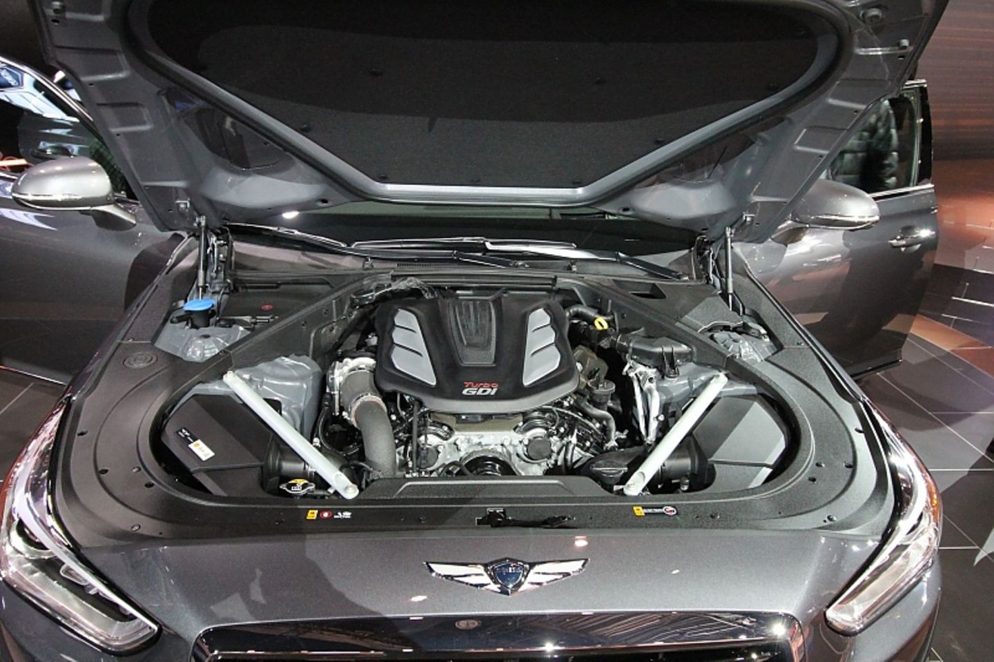 Neben einem 3,3-Liter-Biturbo mit Direkteinspritzung, der es auf 365 PS bringt, steht beim Genesis G90 noch ein 420 PS-V8-Fünfli
