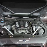 Neben einem 3,3-Liter-Biturbo mit Direkteinspritzung, der es auf 365 PS bringt, steht beim Genesis G90 noch ein 420 PS-V8-Fünfli