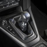 Er hat ein manuelles Sechsganggetriebe.