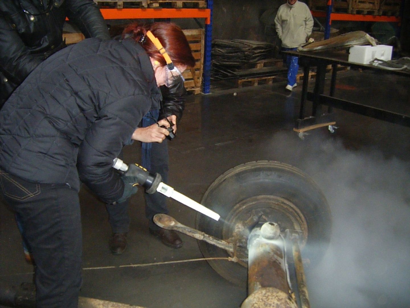 Auch handwerkliches Geschick ist bei der Restaurierung der Automobile gefragt: hier die Reinigung der Vorderachse mit Trockeneis