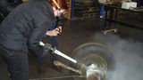 Auch handwerkliches Geschick ist bei der Restaurierung der Automobile gefragt: hier die Reinigung der Vorderachse mit Trockeneis