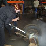 Auch handwerkliches Geschick ist bei der Restaurierung der Automobile gefragt: hier die Reinigung der Vorderachse mit Trockeneis