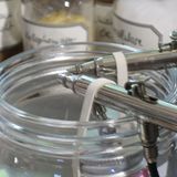 Die Arbeit mit den Airbrush-Spritzpistolen brachte sich Gundula Tutt selbst bei