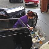 Gundula Tutt widmet sich dem Innenraum eines Bentley Coupés von 1938