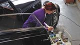 Gundula Tutt widmet sich dem Innenraum eines Bentley Coupés von 1938