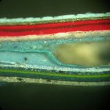 Der Querschliff eines Bugatti-Lacks zeigt die verschiedenen Schichten