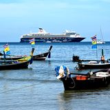 Boote am Strand von Patong und "Mein Schiff 1" im Hintergrund