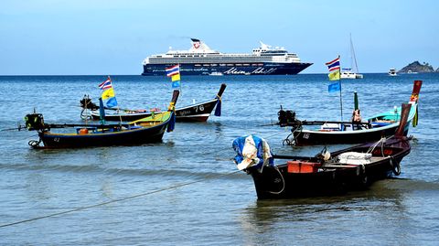 Boote am Strand von Patong und "Mein Schiff 1" im Hintergrund