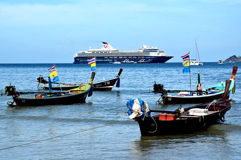 Boote am Strand von Patong und "Mein Schiff 1" im Hintergrund
