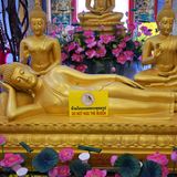 Liegender Buddha mit Schild "Do not hug the buddha"