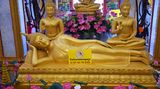 Liegender Buddha mit Schild "Do not hug the buddha"