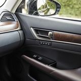 Offenporiges Holz sorgt im Lexus GS 450h Luxury Line für Premium-Ambiente